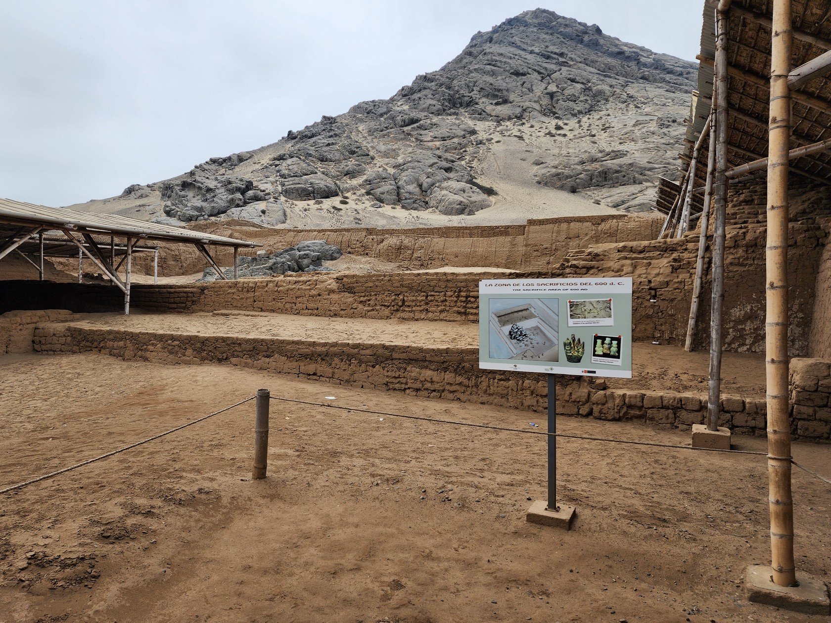 T*O様 魯山　オブジェ　壁に Trujillo and the Temple of the Sun and Moon in Northern Peru